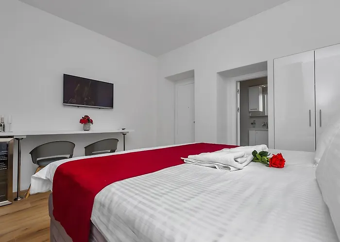 Luxury Paradise Garden 4* 마카르스카